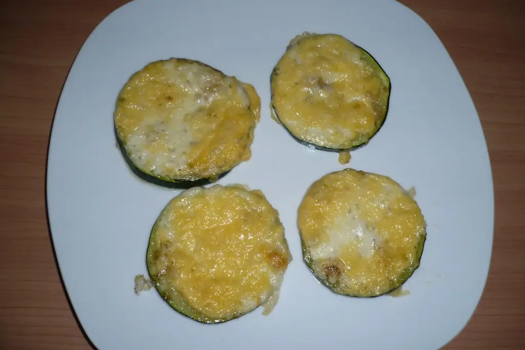 Ломтики цуккини, запеченные с сыром