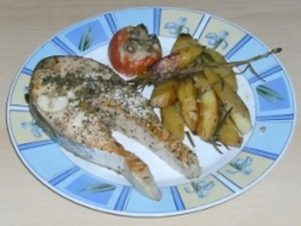 Жареный лосось с картофелем с розмарином и помидорами на гриле