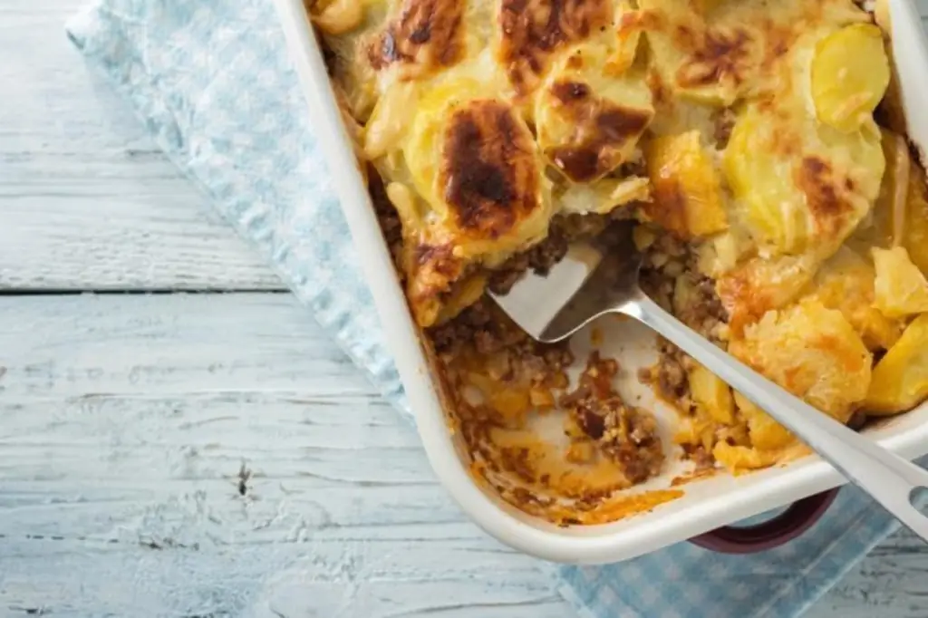 Мусака с мясным фаршем и помидорами, очищенными и нарезанными кубиками