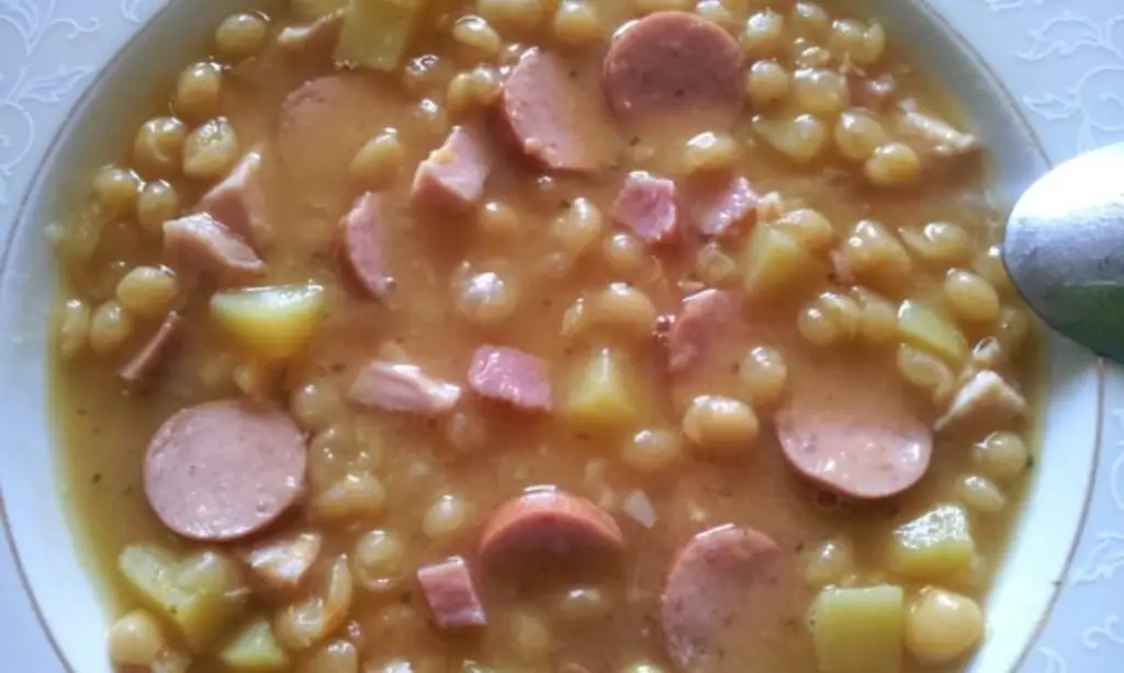 Суп из желтого горошка с Касселером и сосисками