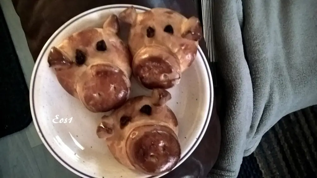Счастливая свинка из дрожжевого теста