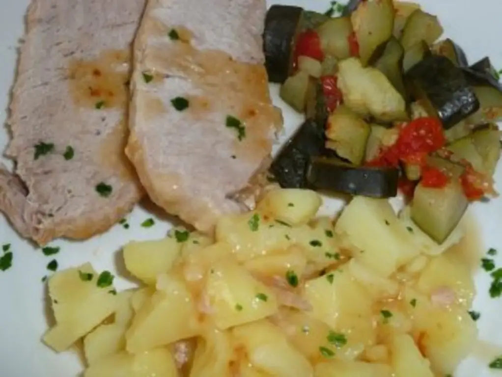 Жаркое из свинины с цукини и нарезанным кубиками картофелем