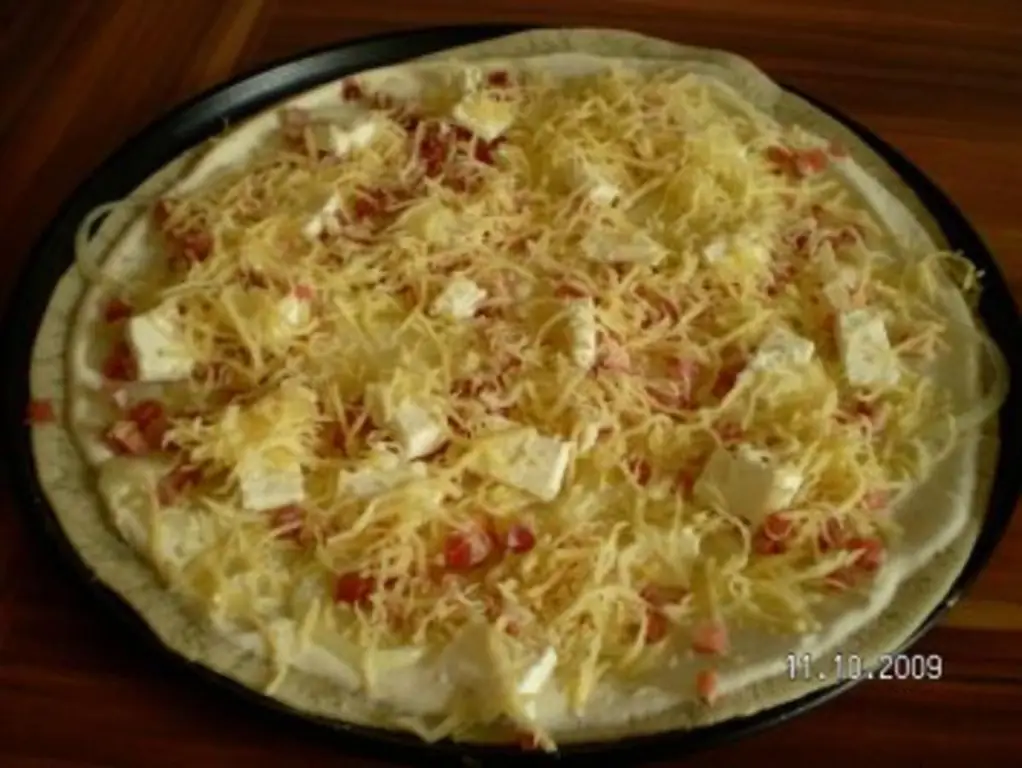 Flammkuchen с кусочками спаржи