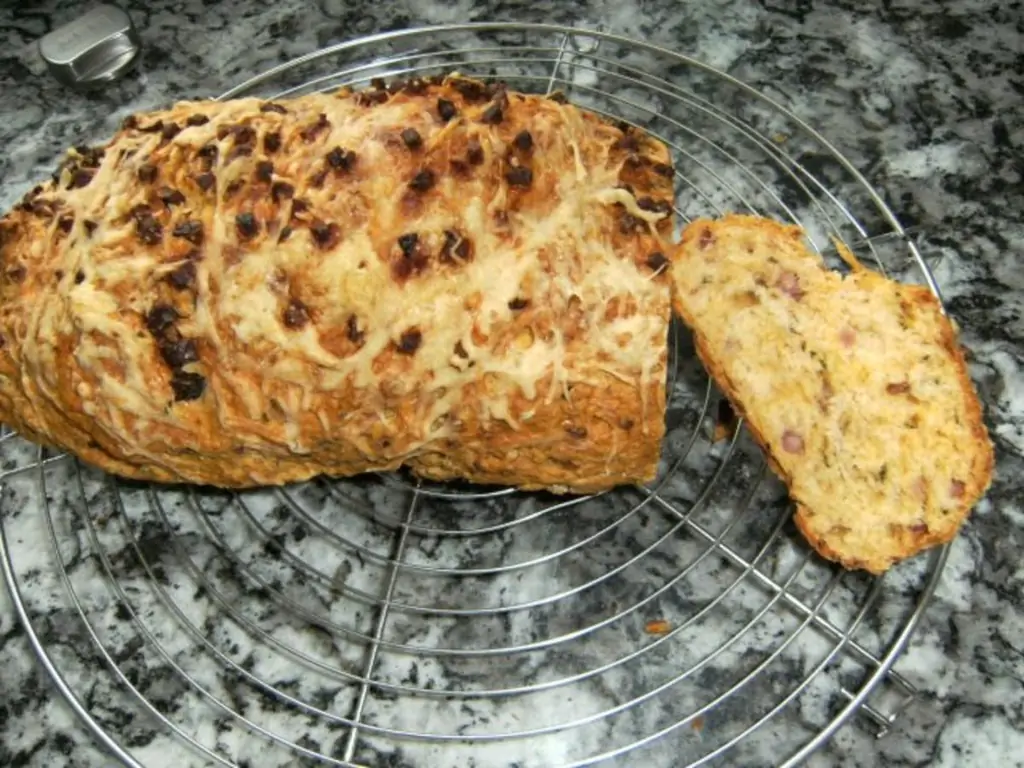 Хлеб с беконом с луком и сыром
