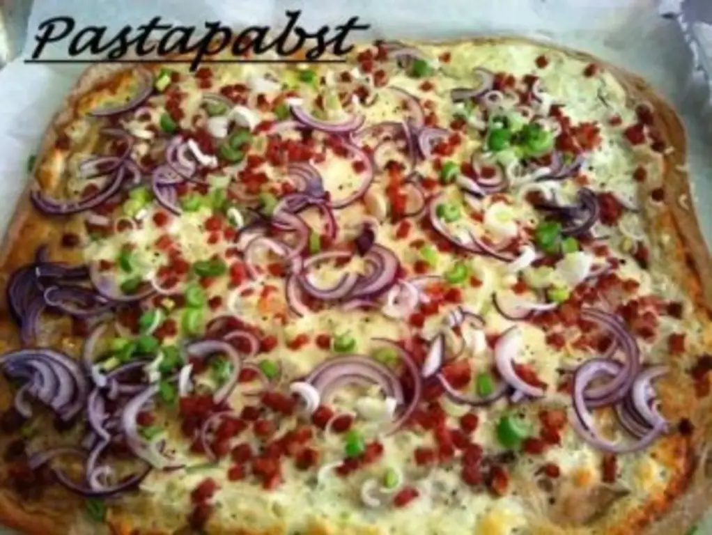 Flammkuchen со смесью для домашнего хлеба и нарезанным кубиками беконом