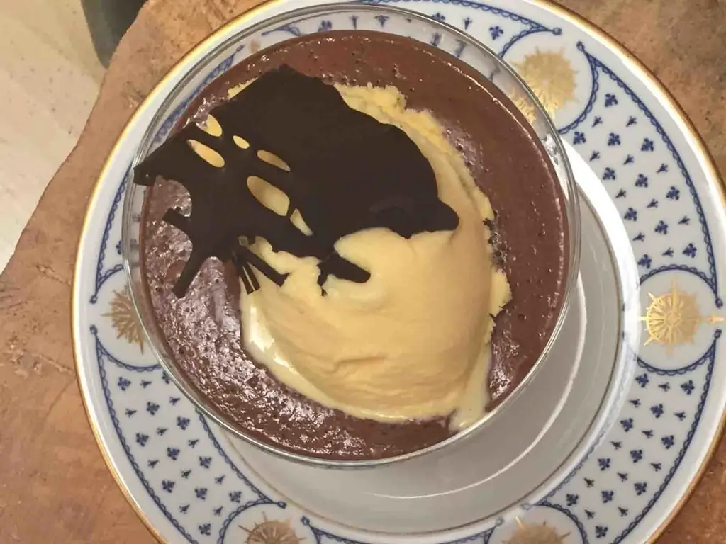 Мороженое с эгг-ногом и шоколадом