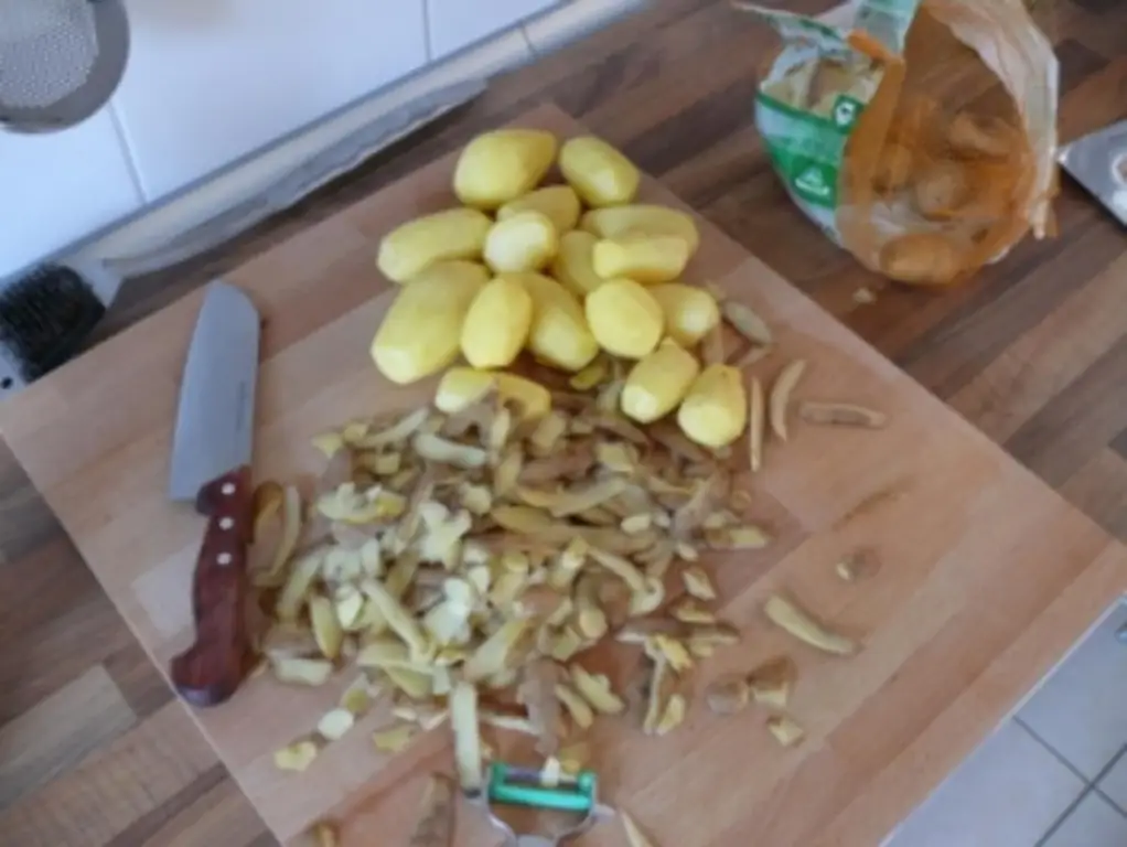 Картофельный пирог простой, вкусный и простой в добавлении ко многим блюдам или в качестве праздничного блюда