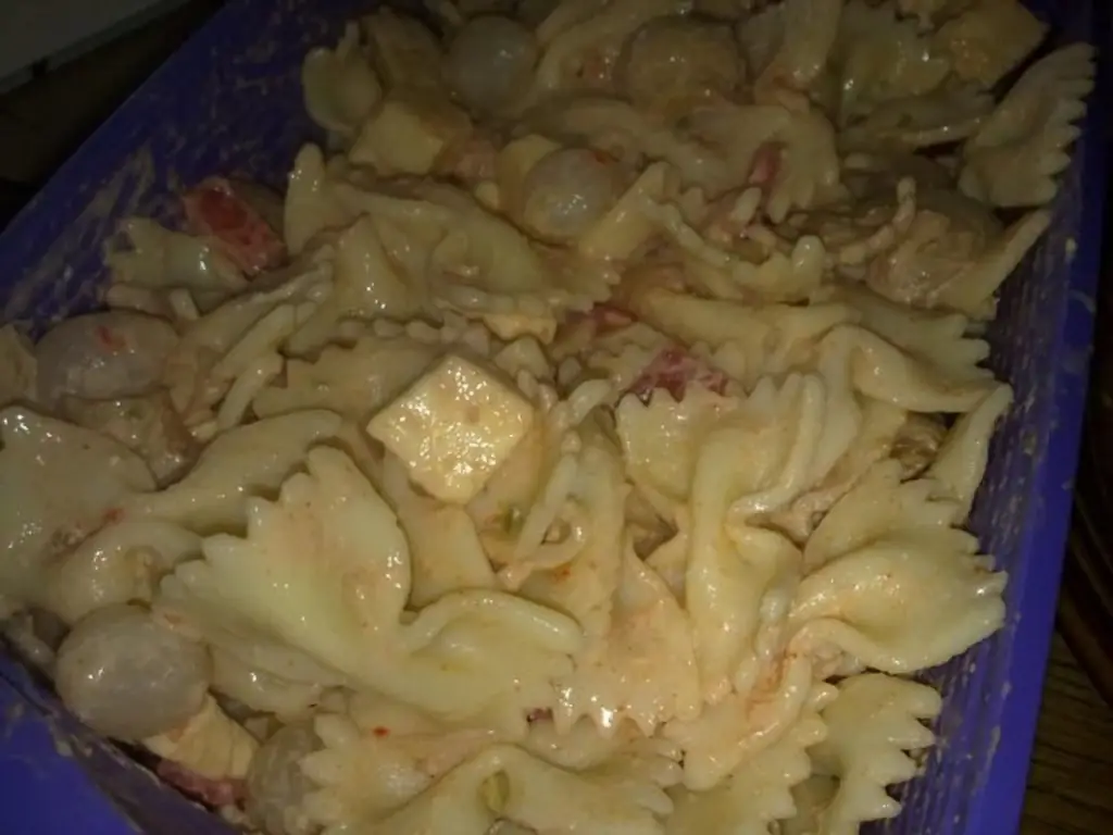 Салат из макарон с сыром