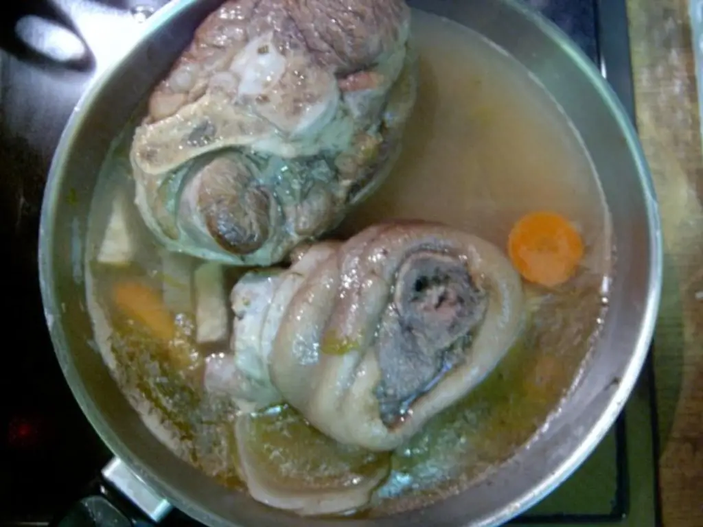 Свиная рулька с мясным бульоном