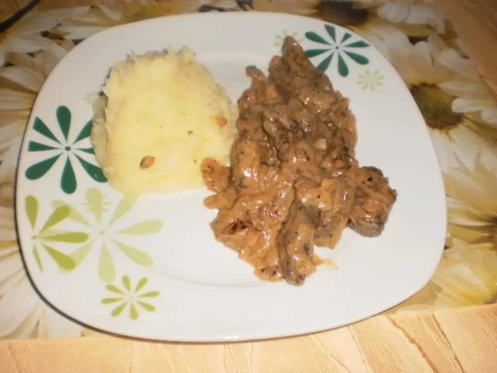 Печень в сливочно-луковом соусе с картофельным пюре