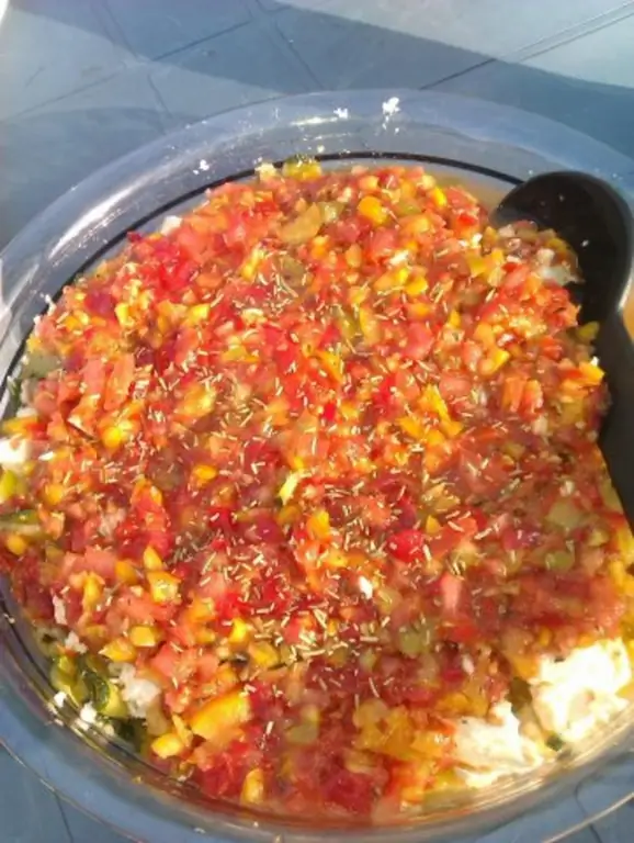 Салат из цукини с сальсой из помидоров и перца