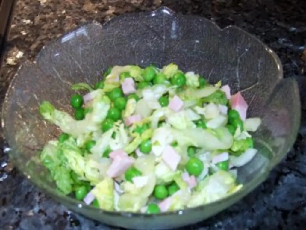 Гороховый салат с замороженным горошком и огурцом