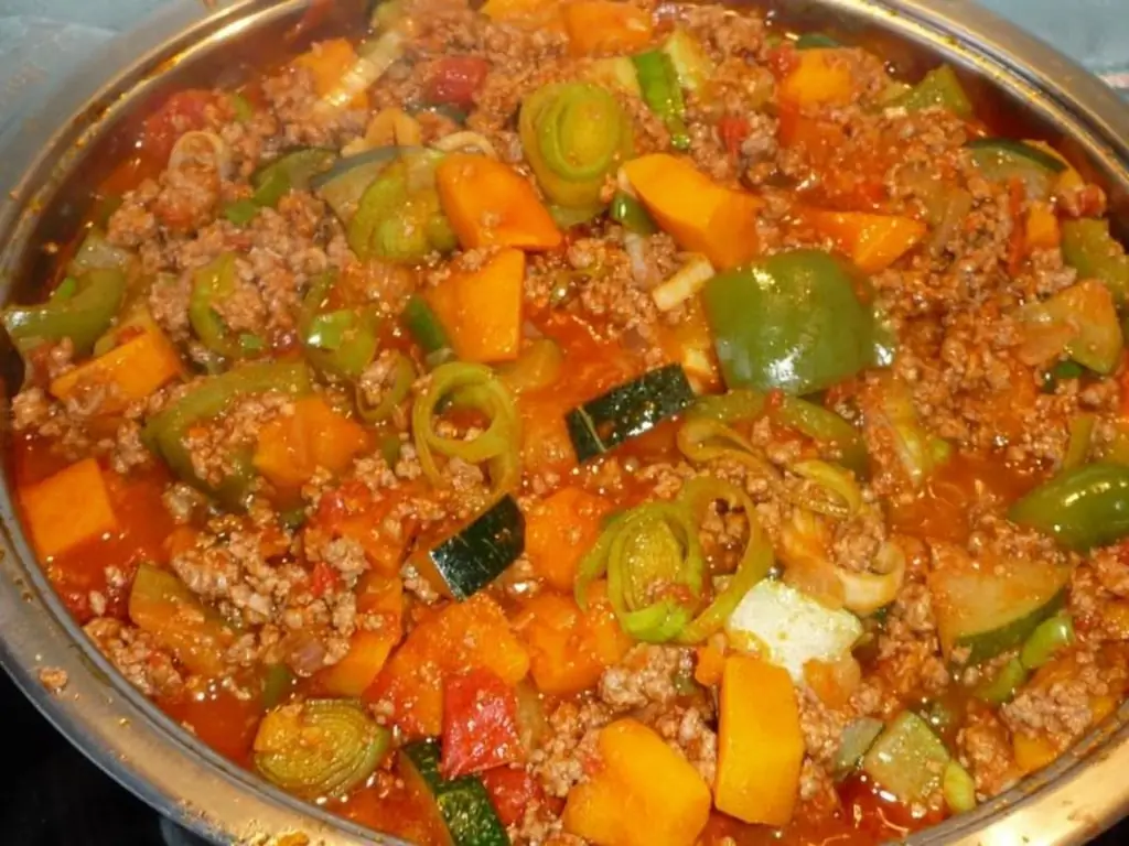 Мясная сковорода с тыквой, кабачками и перцем