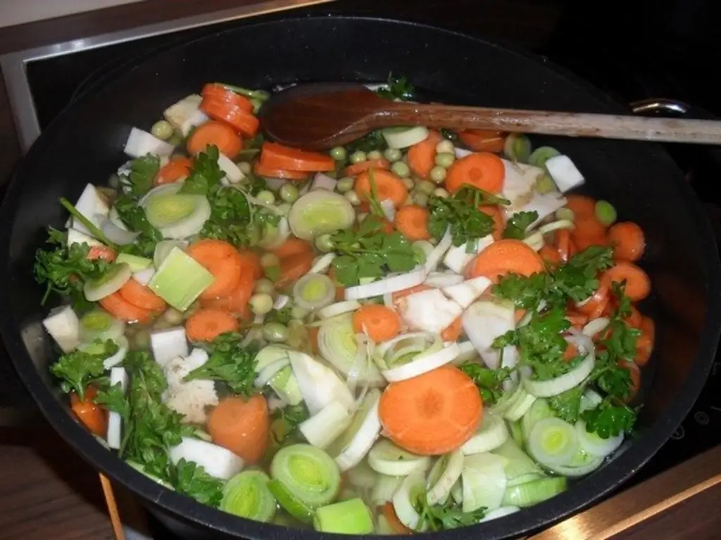 Гороховый суп с мясным бульоном и зеленым горошком