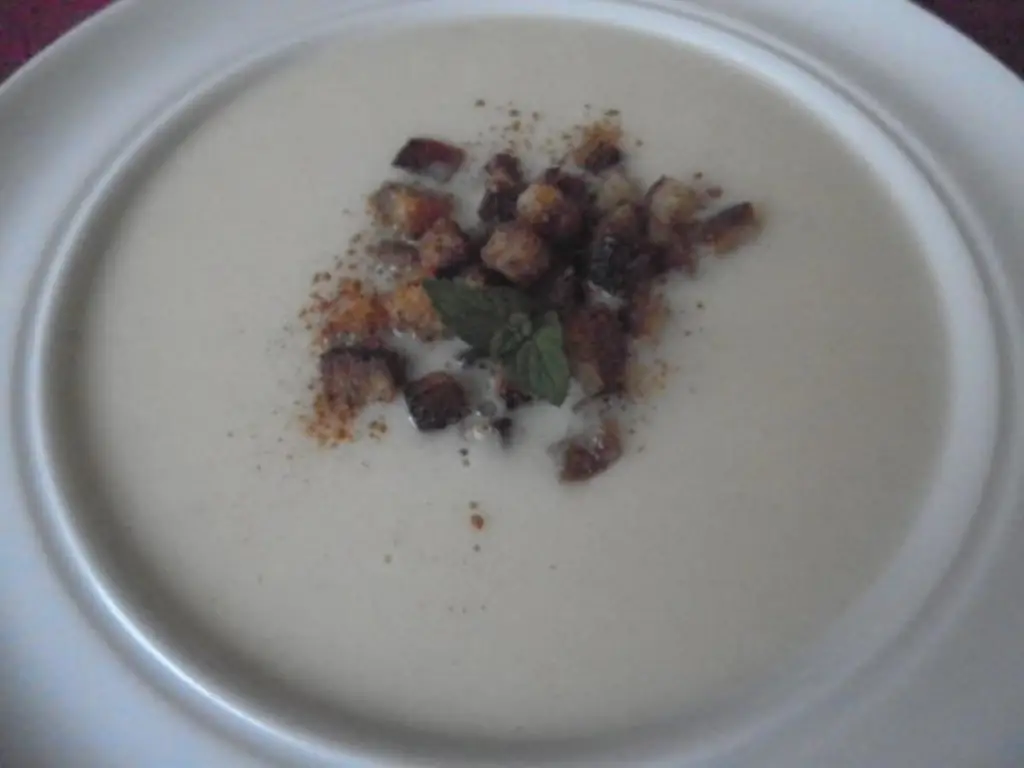 Винный суп Терлан с кубиками хлеба с корицей