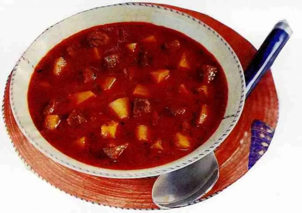 Суп-гуляш с говяжьей лопаткой и нарезанным кубиками луком