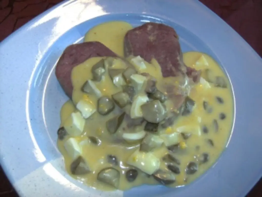 Закуски: Говяжий язык с соусом из каперсов