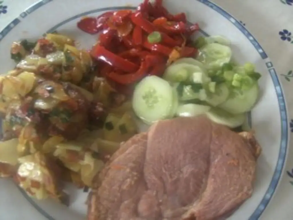 Жареный картофель с перцем, салатом из огурцов и