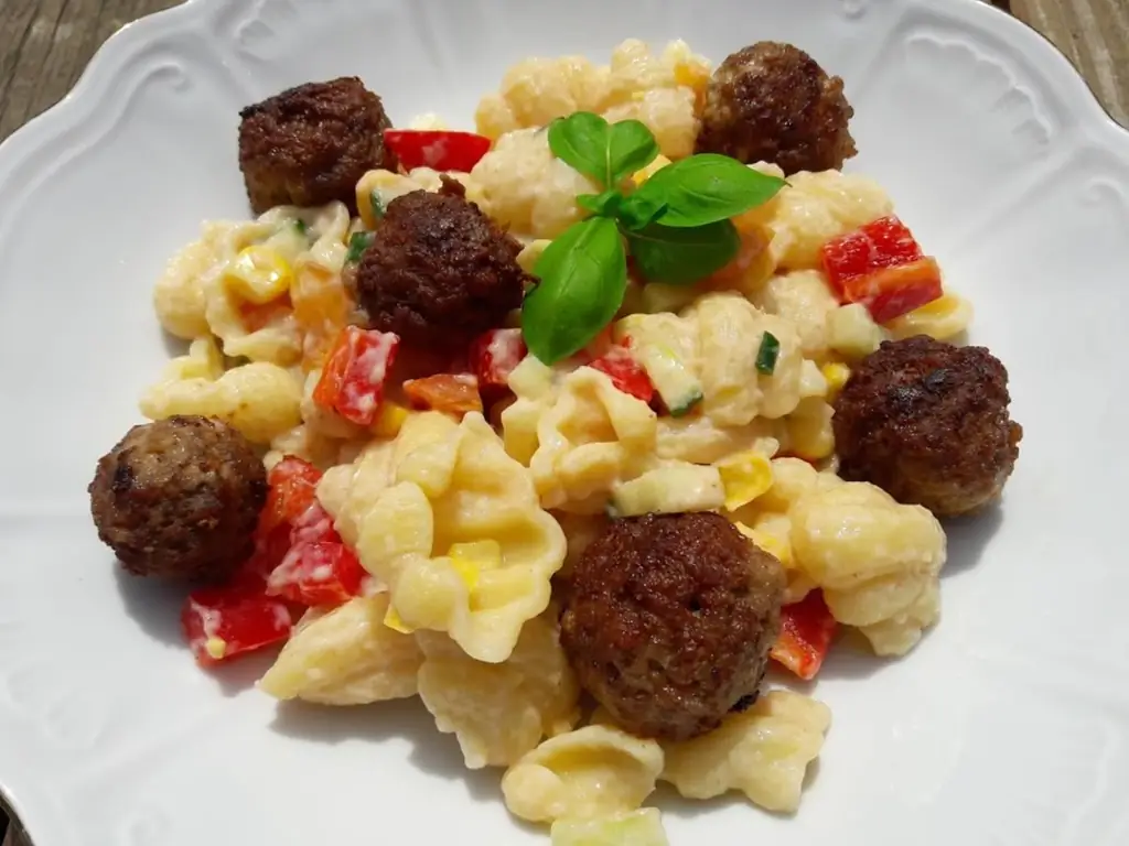 Салат из макарон с фрикадельками