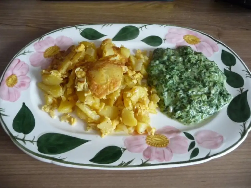 Вегетарианская: Жареный картофель с яйцом и шпинатом со сливками