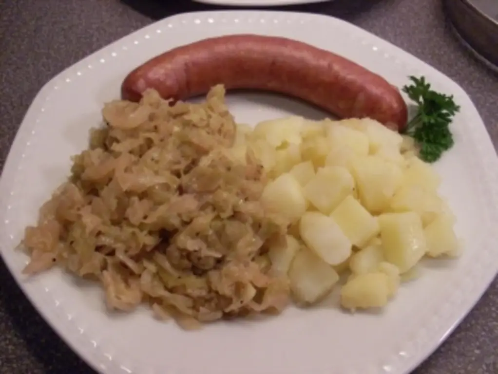 Белокочанная капуста на пару с сосисками и картофелем