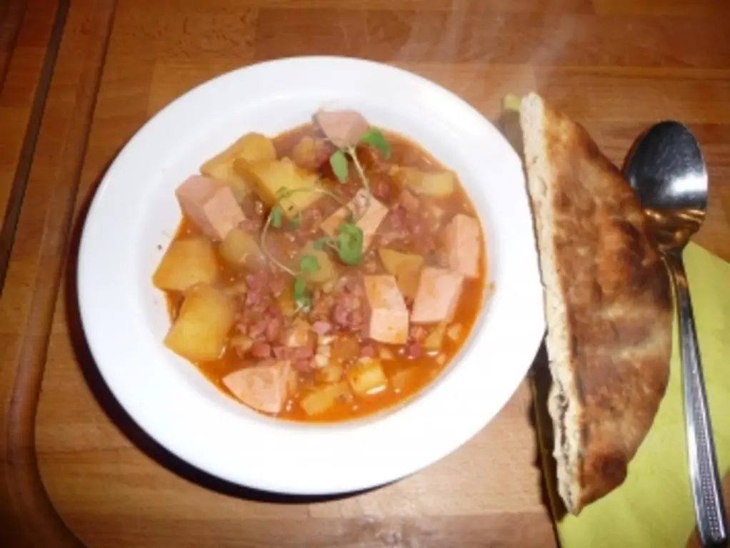 Картофельный гуляш с рассыпчатым картофелем и зубчиками чеснока