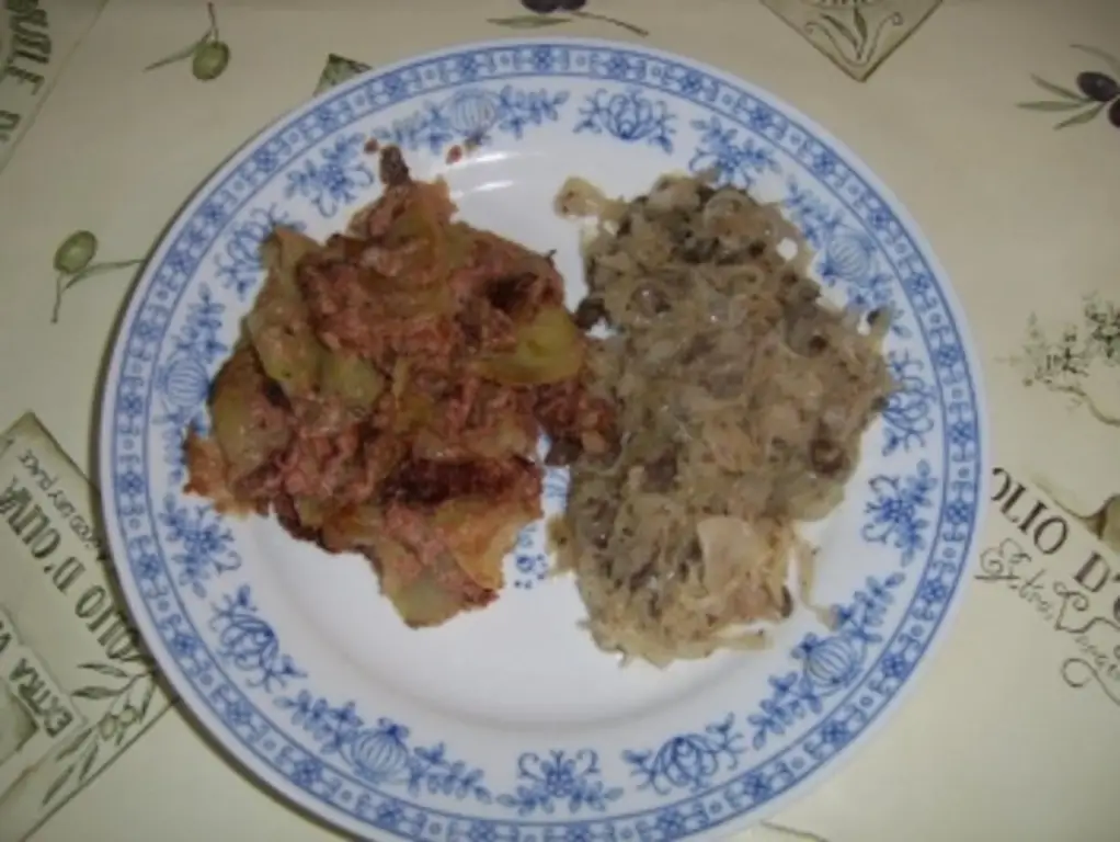 Leberwurstfried картофель Вдохновение исходит от "Mariposa und iliada68", но жареный картофель готовится из сырого картофеля, а красная колбаса готовится из квашеной капусты!;