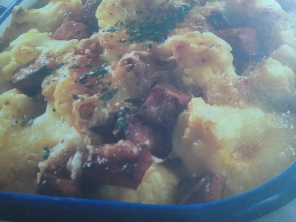 Запеканка из цветной капусты с цветной капустой и мясным рулетом