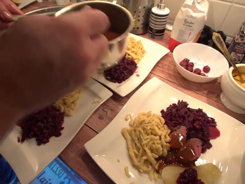 Дорога из оленины Баден-Баден с красной капустой и шпецле