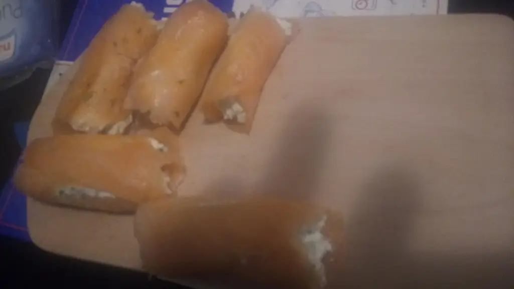 Роллы из лосося с начинкой из сливочного сыра с травами