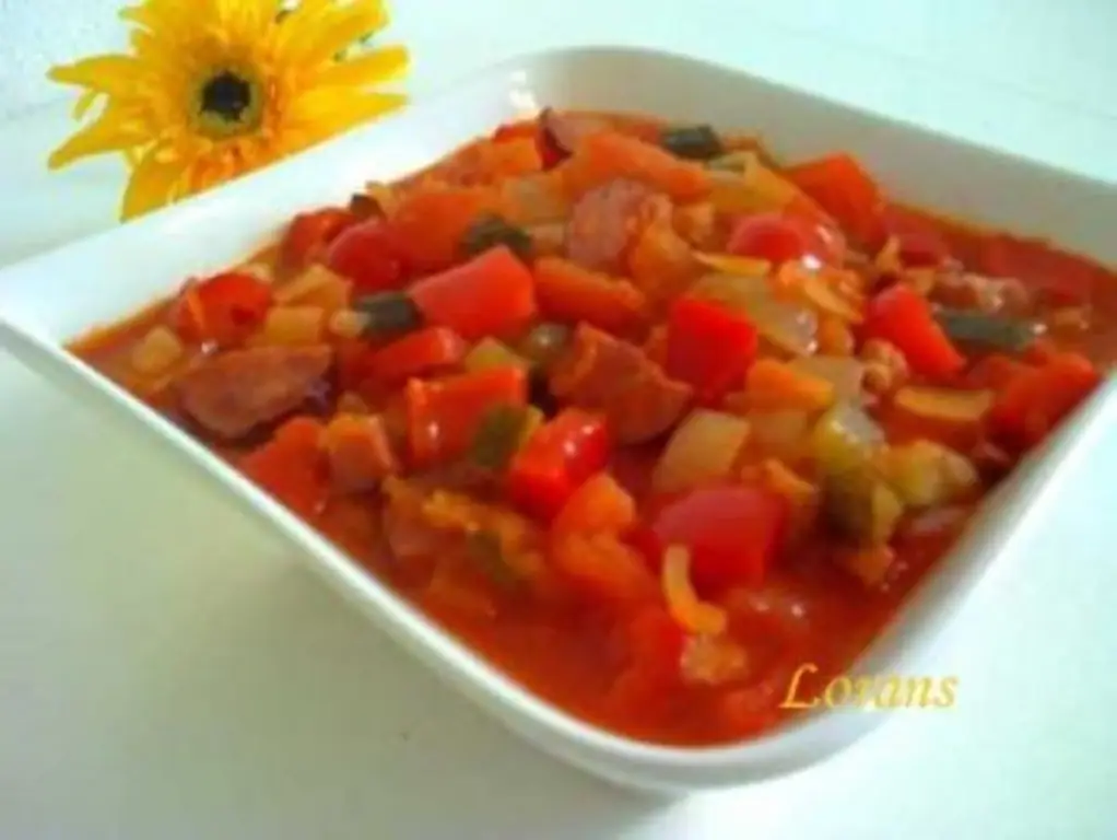 Лечо с колбасой и яблоком