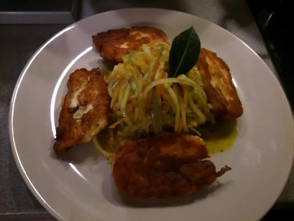 Халлуми, хрустящие, обжаренные с овощными спагетти