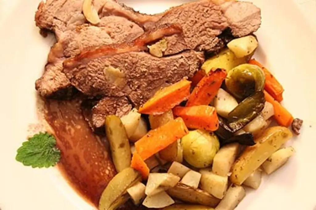 Жаркое из баранины с чесноком, с запеченными в духовке овощами и салатом из баранины