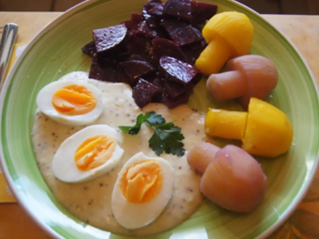 Варёные яйца с горчичным соусом, свекольным салатом и картофельно-грибным дуэтом