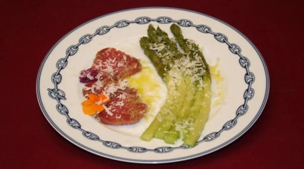 Солёное филе телятины с зелёной спаржей