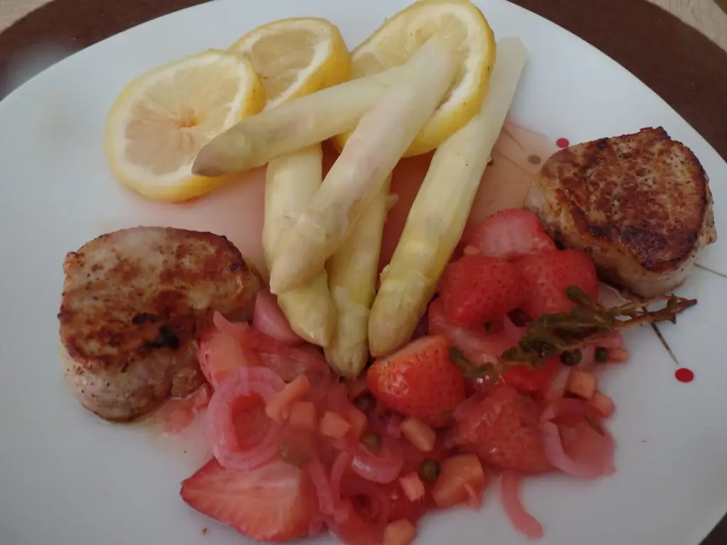 Спаржа в духовке с филе и клубникой
