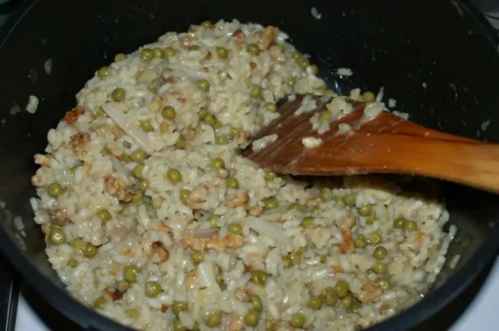 Ризотто из спаржи с зеленой спаржей и луком