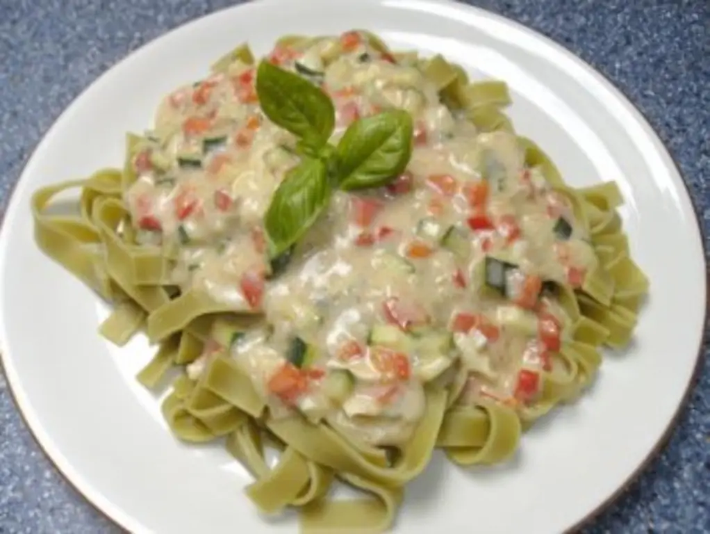 Зеленая паста с овощами