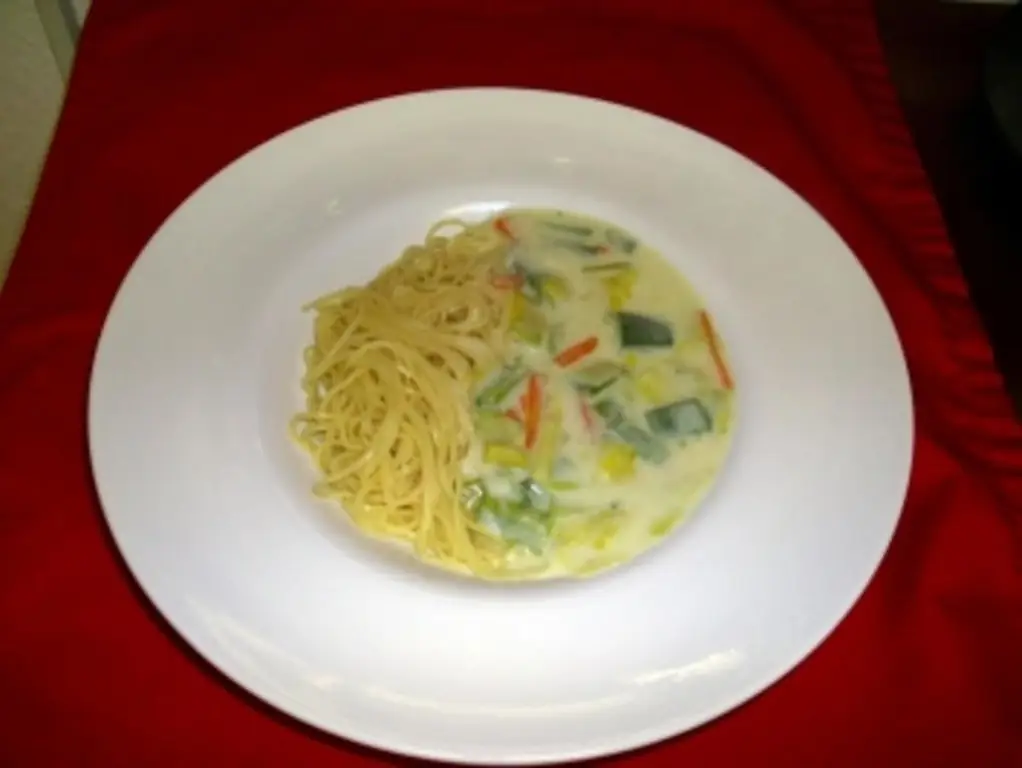 Сливочный лук-порей с горным сыром на макаронах