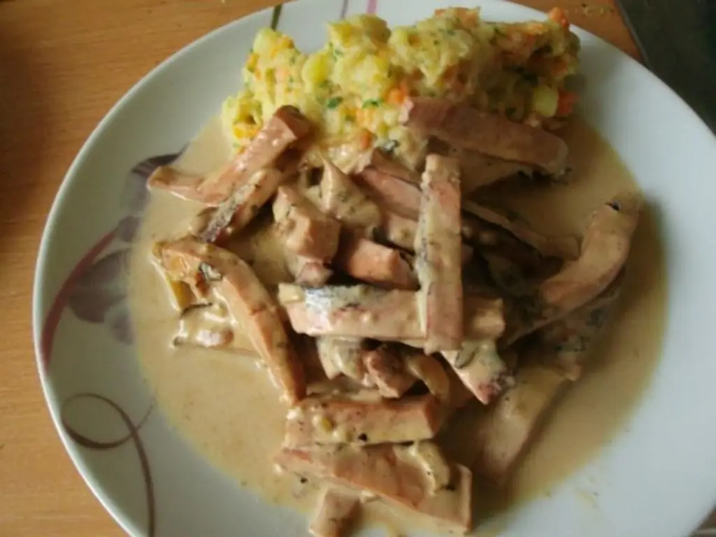 Leberkäse ломтиками с картофелем морковью пюре из сельдерея