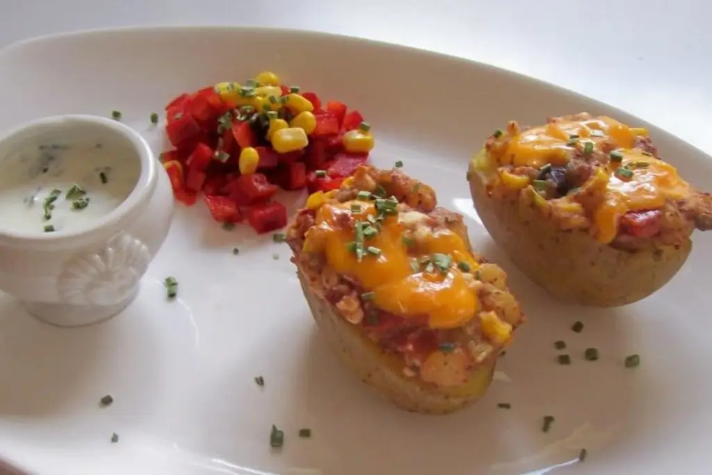 Запеченный картофель по-мексикански с соусом