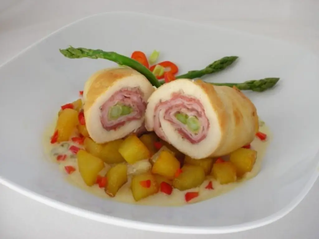 Куриные рулетики со спаржей