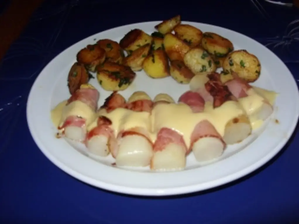 Жареная спаржа с ветчиной и жареным картофелем