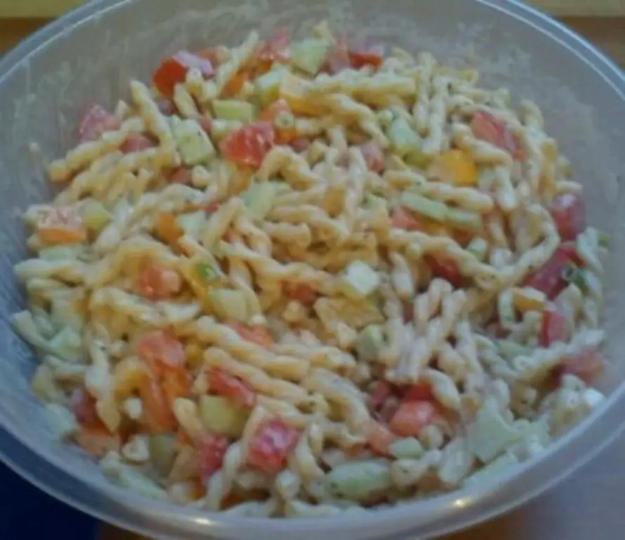 Быстрый и вкусный салат с макаронами