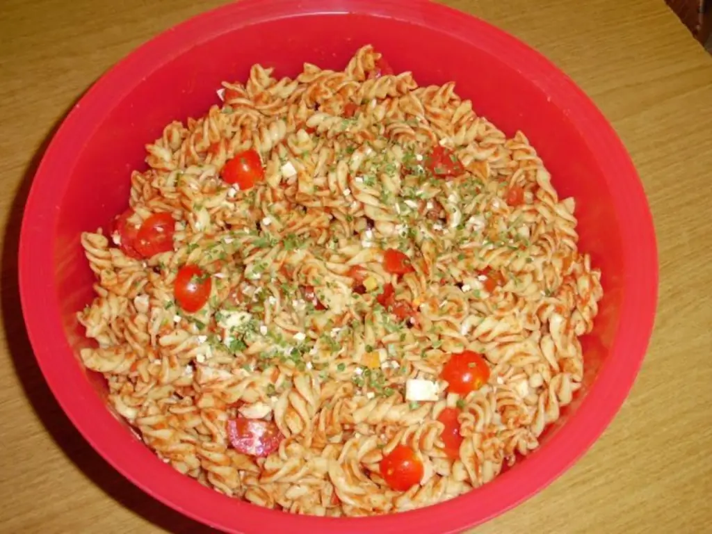 Салат из макарон с томатной заправкой и моцареллой
