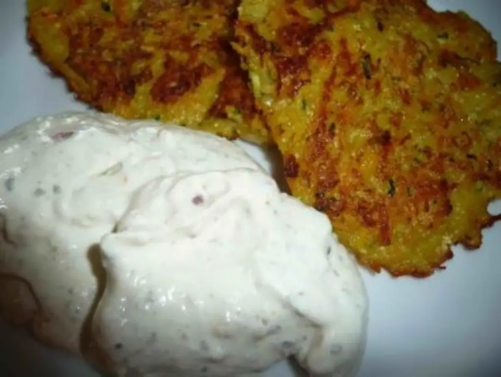 Овощные лепешки с соусом