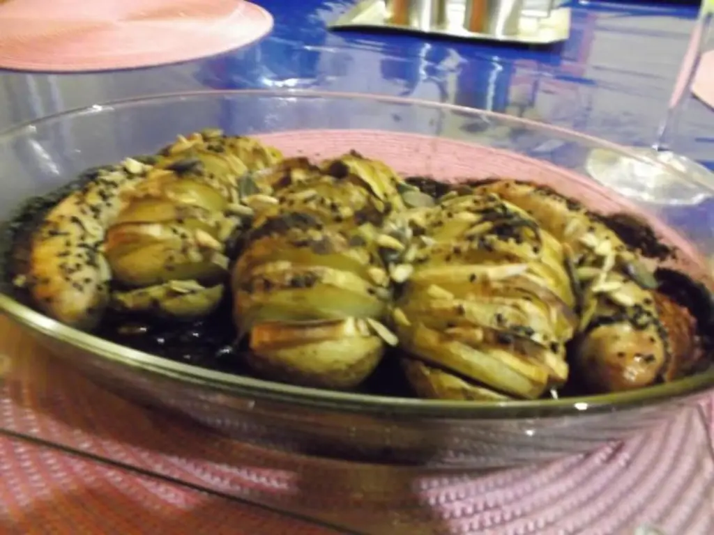 Мясо: Картофель, фаршированный веером, с запеченными в духовке сосисками
