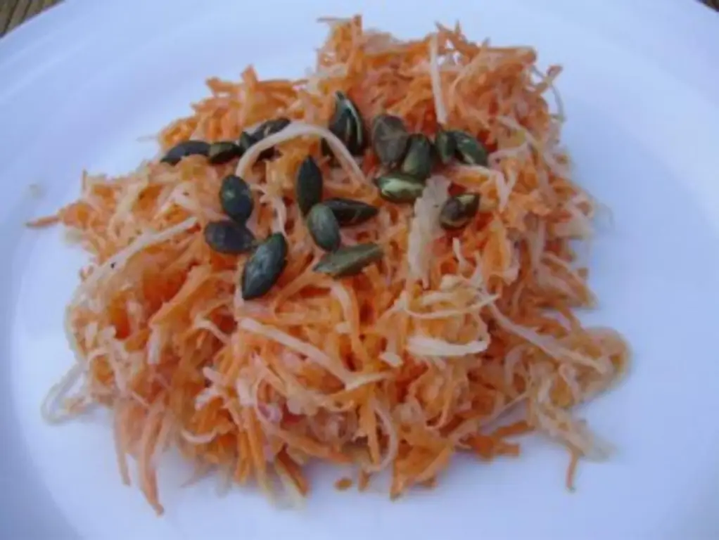 Сырый салат с морковью и крупной кольраби