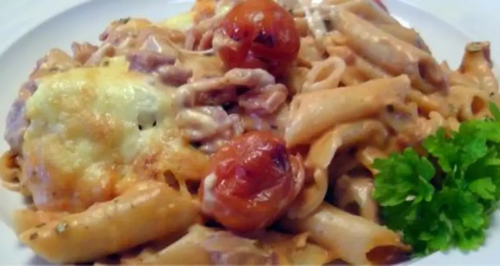 Макаронная запеканка с макаронами и нарезанными помидорами, маленькая