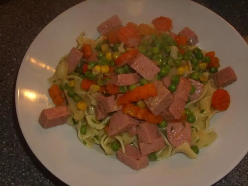 Масленая лапша с овощами и мясом на завтрак